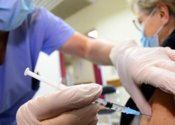 El Gobierno anunció el inicio de la vacunación a mayores de 65 años en 7 localidades del interior