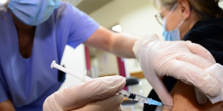 El Gobierno anunció el inicio de la vacunación a mayores de 65 años en 7 localidades del interior