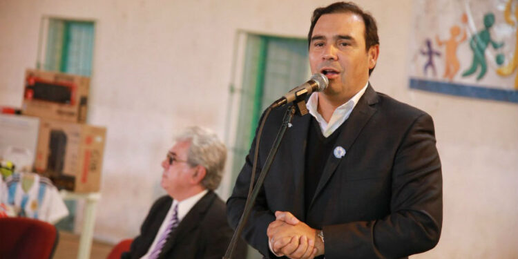 Gustavo Valdés lidera el ranking de los gobernadores con mejor imagen