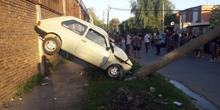 Le robó el auto al papá, atropelló a un hombre con su hijo y lo mató