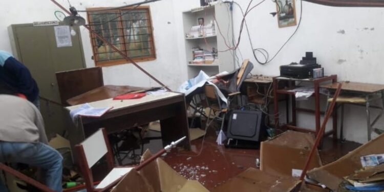 Temporal causó voladura de techos y graves daños a una escuela