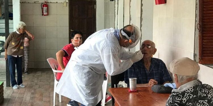 Esquina: hisopados en el Hogar de Ancianos