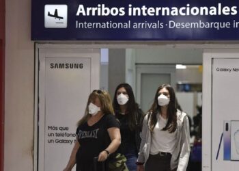 El Gobierno suspende todos los vuelos desde México, Brasil y Chile