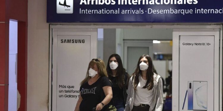 El Gobierno suspende todos los vuelos desde México, Brasil y Chile