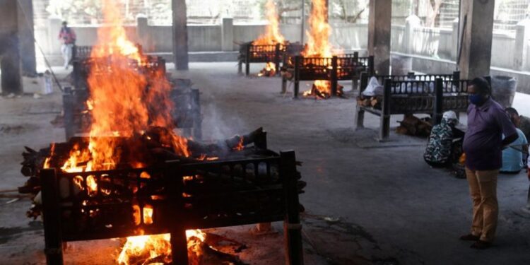 Catástrofe humanitaria en India: cremaciones masivas en las calles