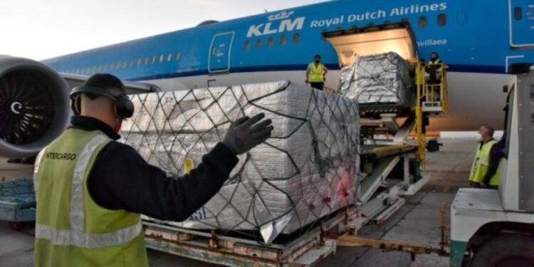 Comienzan a distribuir en Argentina casi 800 mil vacunas de AstraZeneca