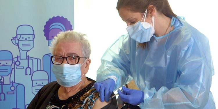 Esquina: vacunarán a los mayores de 65 años