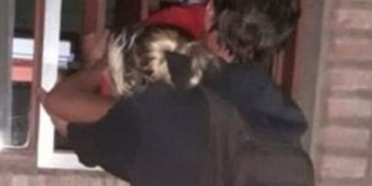 Embarazada entró a robar pero su panza quedó atascada en las rejas