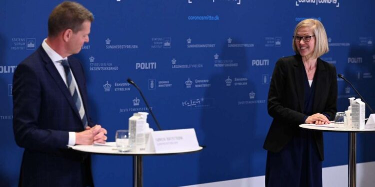 Directora de la Agencia de Medicamentos se desplomó durante una conferencia de prensa