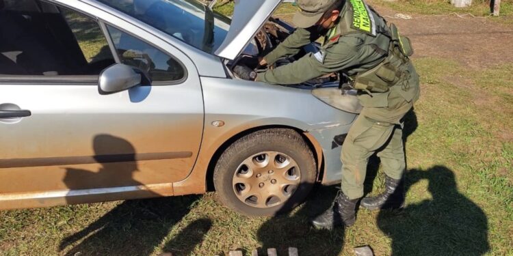 Gendarmes hallaron 71 kilos de marihuana ocultos en un auto