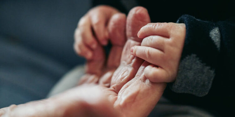 El padre no cumplió con la cuota alimentaria y ahora deberán pagar los abuelos