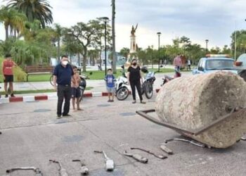 Cansado del ruido: un intendente correntino aplastó caños de escape secuestrados