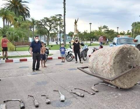 Cansado del ruido: un intendente correntino aplastó caños de escape secuestrados