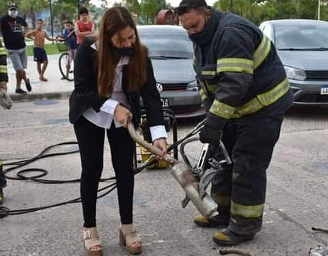 Cansado del ruido: un intendente correntino aplastó caños de escape secuestrados