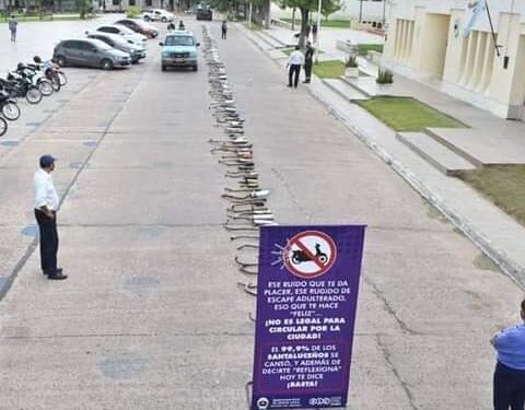 Cansado del ruido: un intendente correntino aplastó caños de escape secuestrados