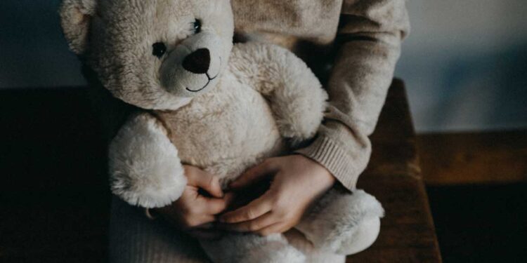 Le contó a sus compañeros que abusaba de su hijastra y lo denunciaron