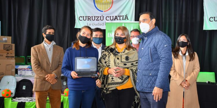 Valdés entregó notebooks, tablets e inauguró obras pluviales en Curuzú Cuatiá