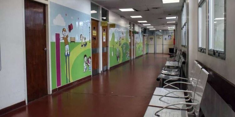 Llegó al hospital con un bebé muerto dentro de la mochila