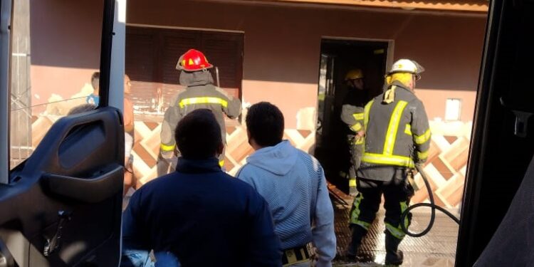 Esquina: bomberos acudieron a un principio de incendio en una vivienda