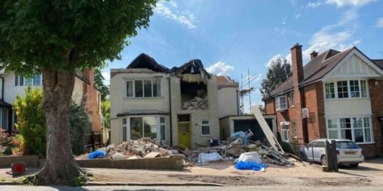 Es albañil, no le pagaron por las refacciones de una casa y la destrozó