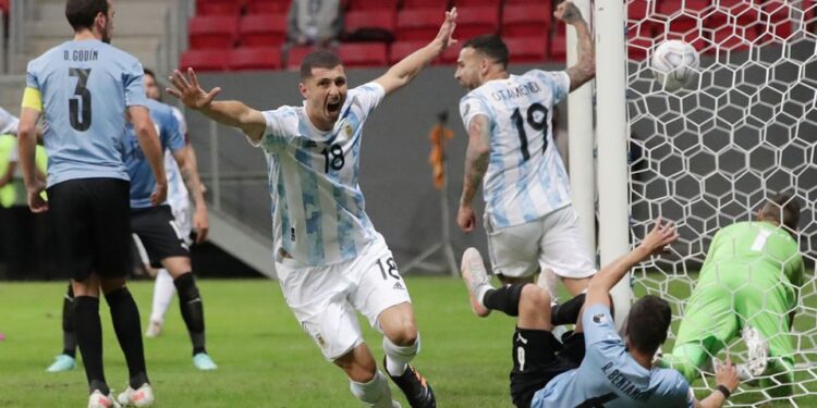Argentina se quedó con el clásico ante Uruguay por la Copa América