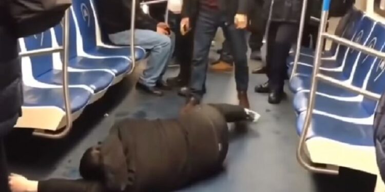 Un Youtuber fue condenado a dos años de prisión por fingir tener covid