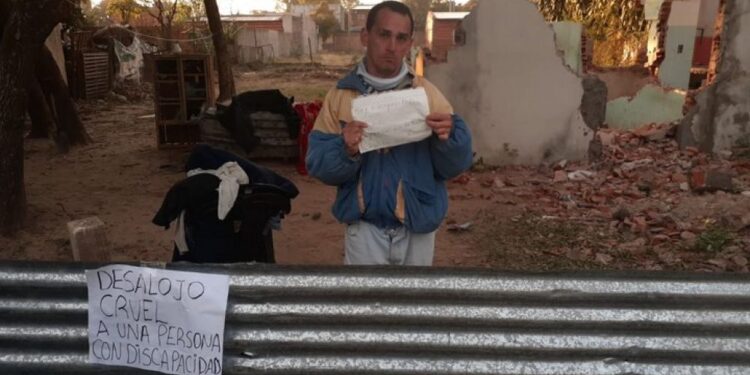 Corrientes: Desalojaron a joven discapacitado y pasó la noche bajo un árbol
