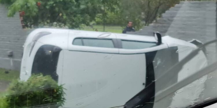 Terrible accidente en Santa Ana: perdió el control y chocó contra el muro de una casa