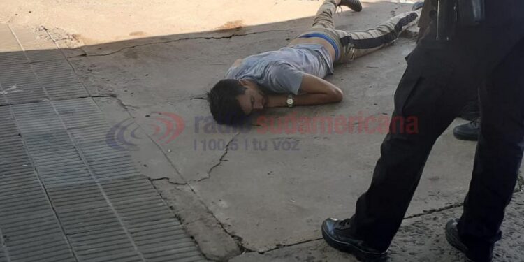 Corrientes: chocó con su auto, se bajó y quedó dormido en la vereda