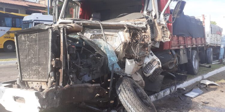Corrientes: camión rompió la dirección y quedó destruido en Av. 3 de Abril