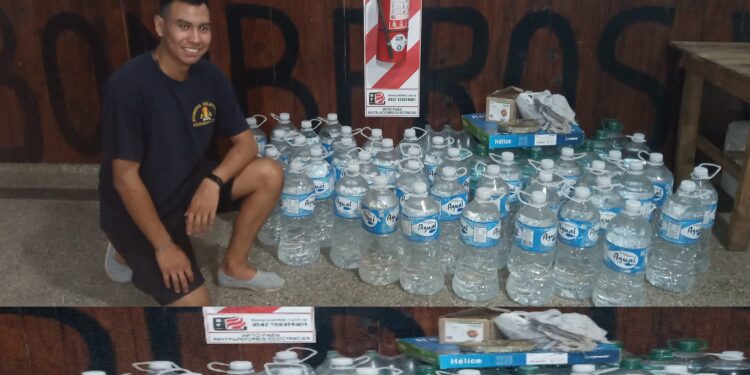 Esquina: El Club San Roque donó bidones de agua a los bomberos voluntarios