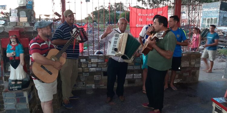 Gauchito: las imágenes de los primeros peregrinos que pasan por el renovado santuario