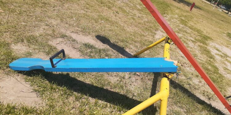 Esquina: Indignación por el destrozo de los juegos en las plazoletas