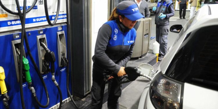 Anuncian que YPF mantendrá precios de las naftas por tres meses