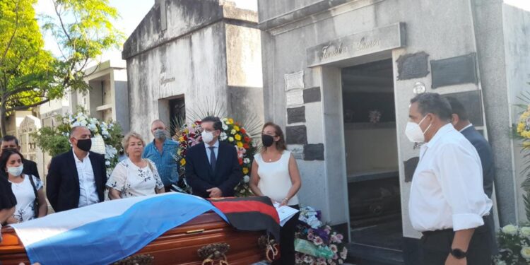 El vicegobernador despidió los restos del ex intendente de Esquina, Hugo Mancini