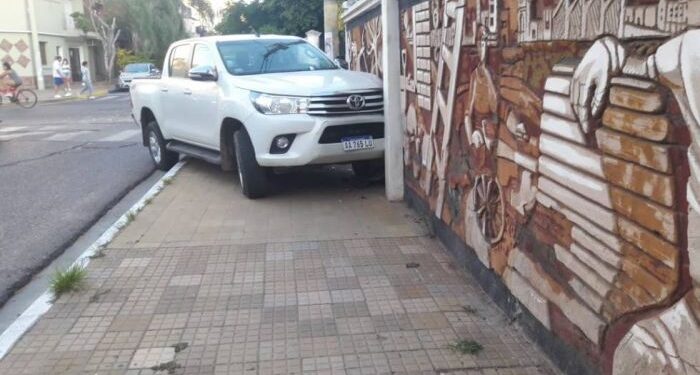 Corrientes: Una camioneta terminó incrustada en la pared del Hogar de Ancianos