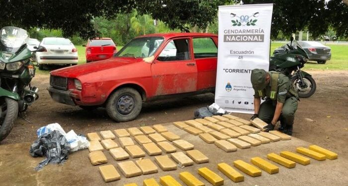 Corrientes: Huyeron de un control y dejaron abandonado un auto con drogas