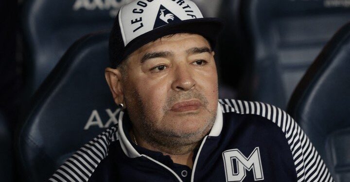 Leve condena al funebrero que difundió las fotos de Diego Maradona muerto