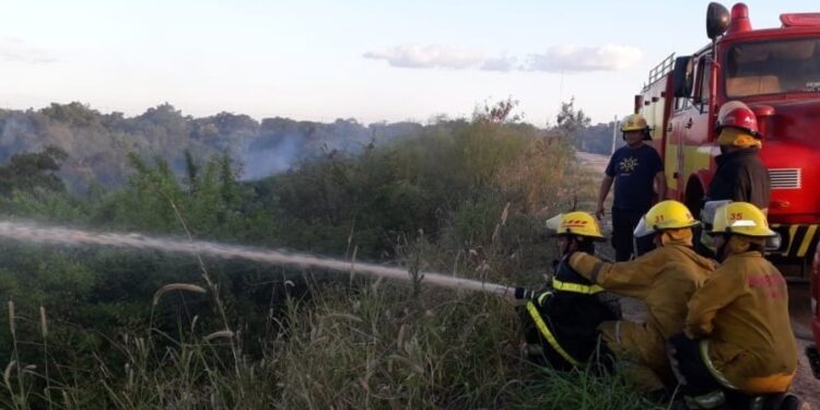 Incendio: bombero terminó con quemaduras en brazos y piernas