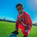 El niño de 6 años que se hizo viral por jugar al fútbol con chupete
