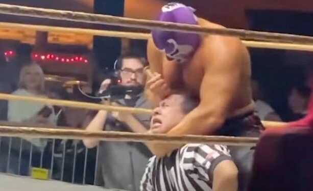 Estados Unidos: un luchador apuñaló en la cabeza al árbitro con un pico en plena pelea