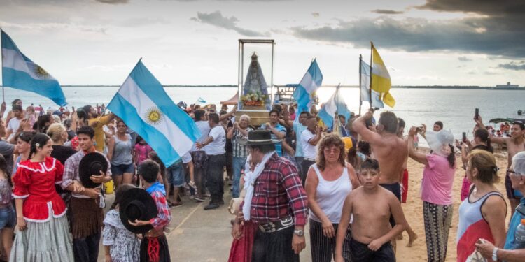 Con la imagen peregrina de la Virgen de Itatí inicia el Desfile Naútico Chamamecero