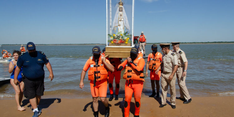 Emocionante desembarco de la Virgen de Itatí en la playa de Corrientes