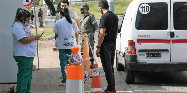 Corrientes: Insultaron y arrojaron una botella al puesto de testeos del puente
