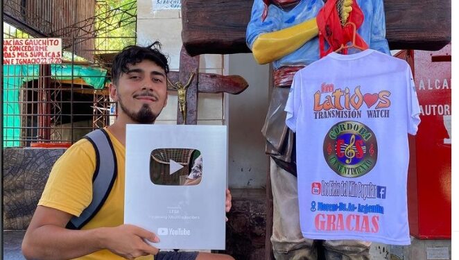 Famoso Youtuber pasó por el Gauchito Gil para cumplir su promesa
