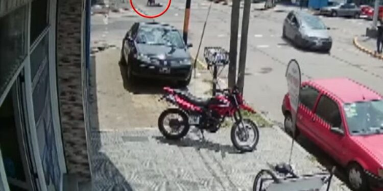 Atropelló a una enfermera, la arrastró por 50 metros y murió camino al hospital