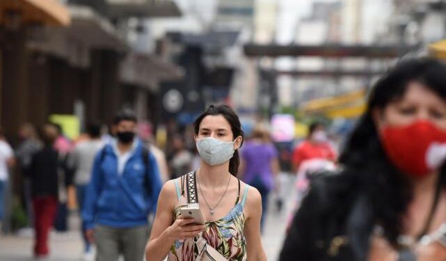 Variante ómicron: el barbijo vuelve a ser exigido “en todos los ámbitos”