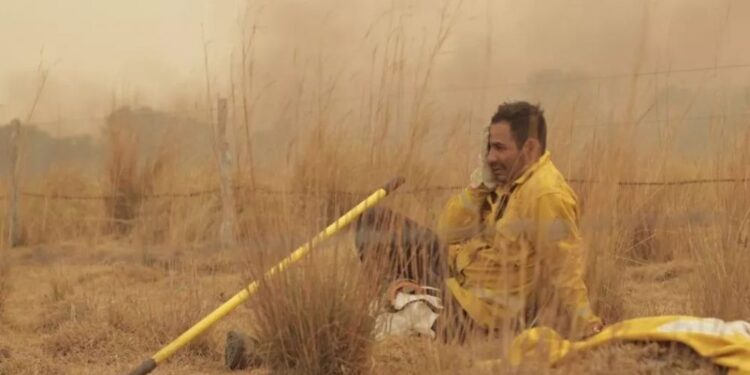 Conmovedora foto de un bombero que refleja el drama en Corrientes