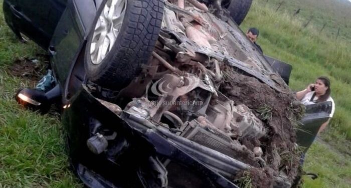 Reventó un neumático, despistó y volcó: se salvó de milagro