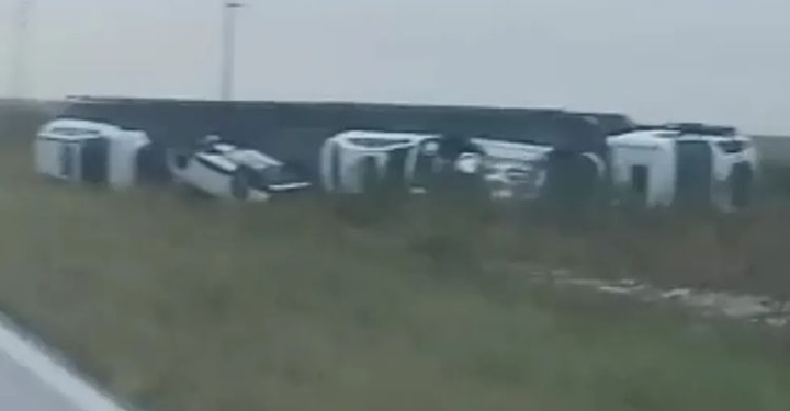 Mercedes: camión despistó y volcó